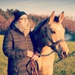 Inhaberin der Praxis mit ihrem Pferd auf einer Wiese